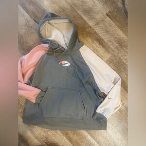 NIKE. Size XL therma fit hoodie w pockets, small snag lower back